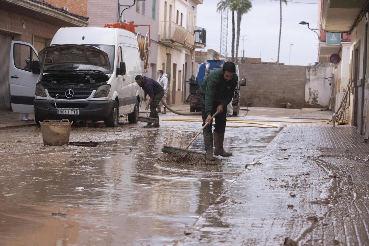 Trabajos de limpieza en una calle de El Raval de Algemesí en los días posteriores a la inundación de octubre de 2024.