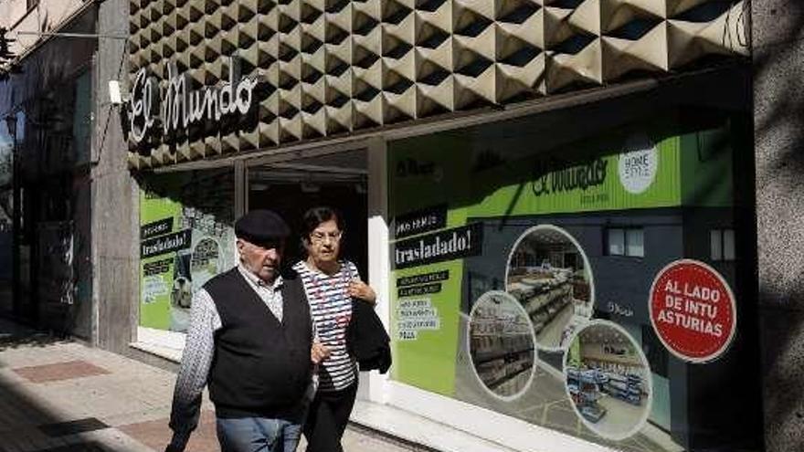 La tienda de El Mundo, cerrada en la calle Fruela.