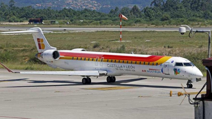 Una aeronave de la compañía Air Nostrum, en la pista del aeropuerto de Peinador. // Marta G. Brea