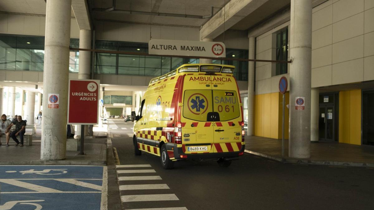 Ein Rettungswagen vor der Notaufnahme des Krankenhauses Son Espases.