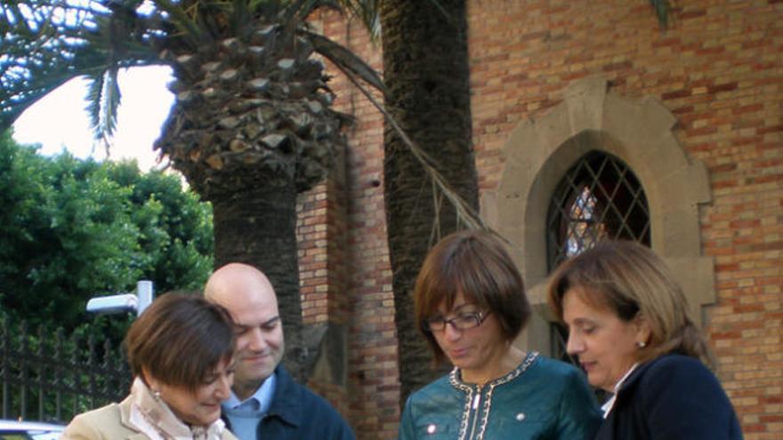 María Gámez, junto con otros concejales del PSOE, ante la sede de Emasa.