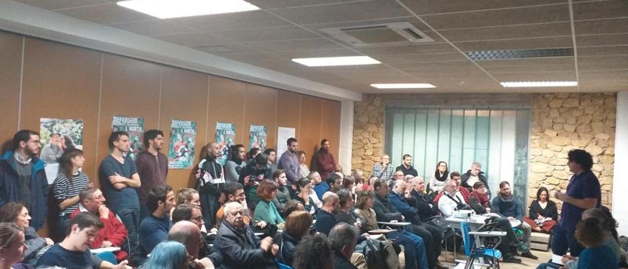 Un momento del acto vecinal celebrado ayer en el centro de servicios sociales de Benimaclet.