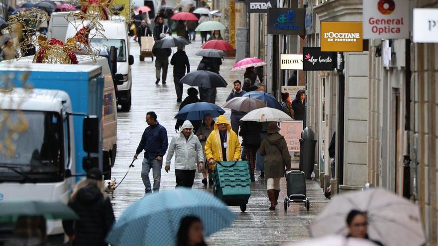 La calle Príncipe, ayer, atestada de paraguas por las precipitaciones. |  Alba Villar