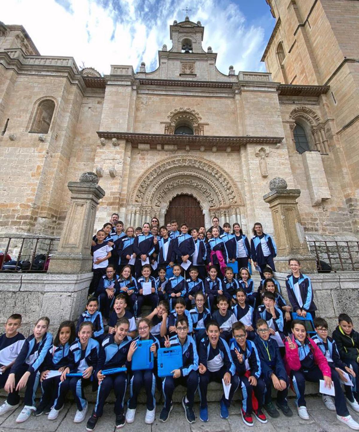 Los jóvenes de Nuestra Señora del Rocío, en la portada norte de la Colegiata de Toro