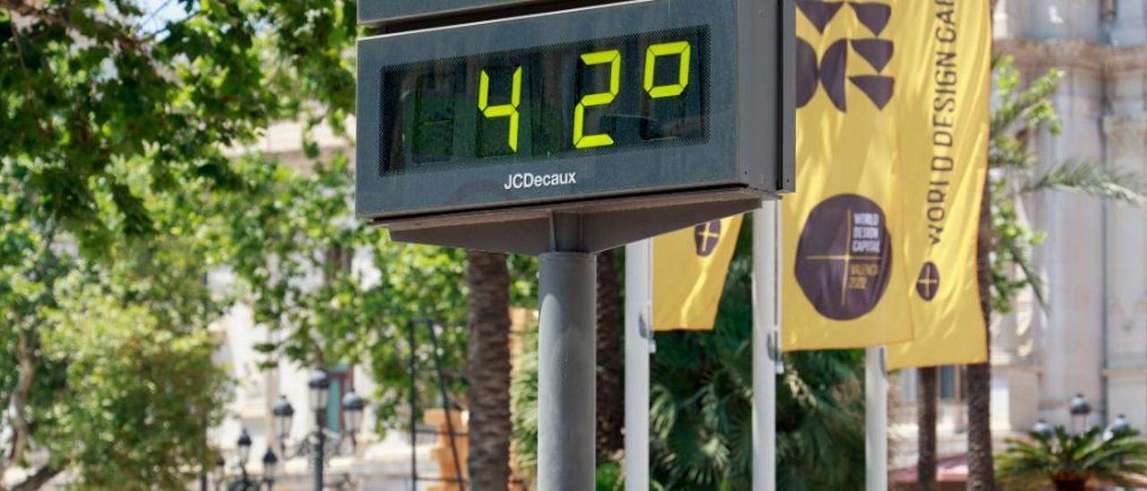 Un termómetro registra 42 grados este pasado mes de julio en València.