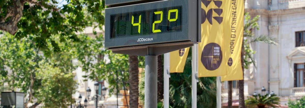 Un termómetro registra 42 grados este pasado mes de julio en València.