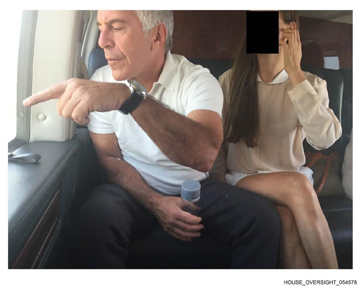 Fotografía sin fecha específica de toma, publicada por los demócratas del Comité de Supervisión de la Cámara Baja (Oversight Dems), que muestra a Jeffrey Epstein (i) con una mujer no identificada en un avión. EFE/ Oversight Dems. /SOLO USO EDITORIAL/ NO VENTAS/ SOLO DISPONIBLE PARA ILUSTRAR LA NOTICIA QUE ACOMPAÑA (CRÉDITO OBLIGATORIO)