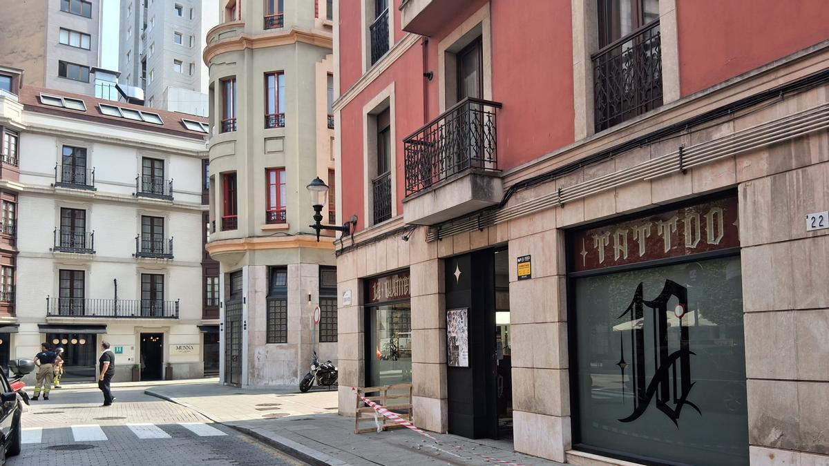 La zona afectada, con los cascotes en la calle.