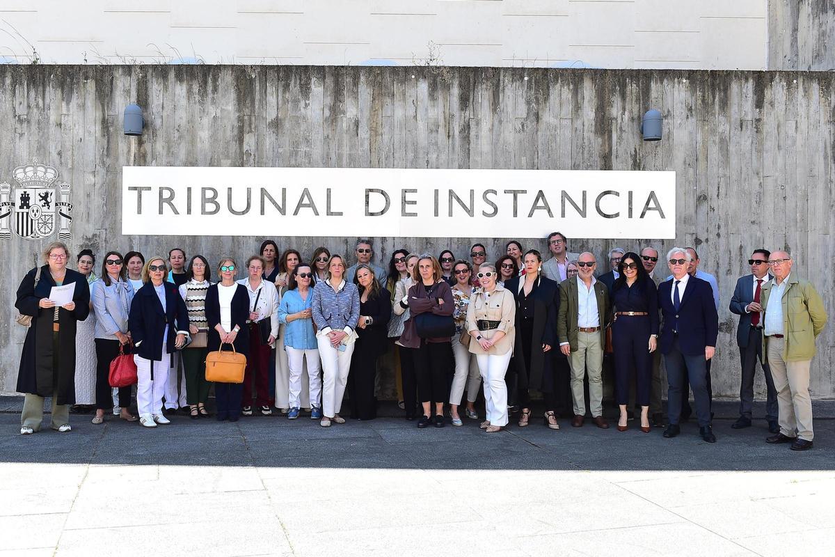 Abogados y procuradores, a las puertas de los juzgados de Plasencia.
