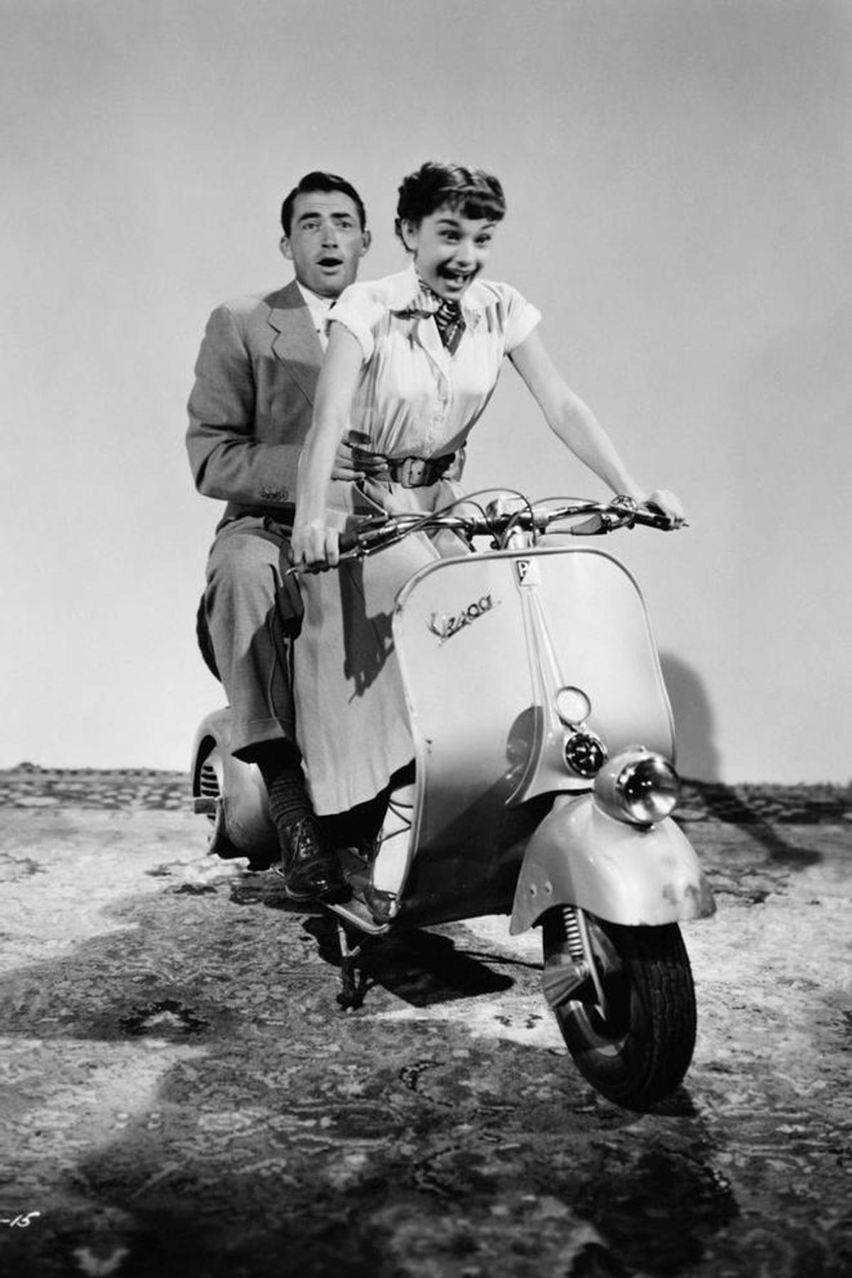 Audrey Hepburn, con un vestido camisero, junto a Gregory Peck, en 'Vacaciones en Roma'.