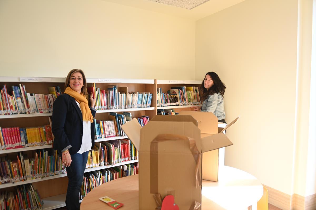 La edil de Biblioteca junto a una de las bibliotecarias en la Casa Rovira