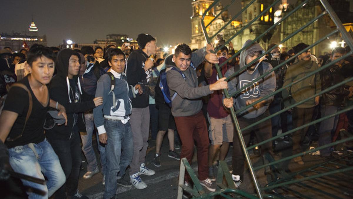 Protestas ante el Palacio Nacional en México por los 43 estudiantes de magisterio desaparecidos, este jueves