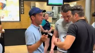 Un influencer irrumpe cantando en un restaurante de comida rápida en Mallorca y acaba increpado por los trabajadores