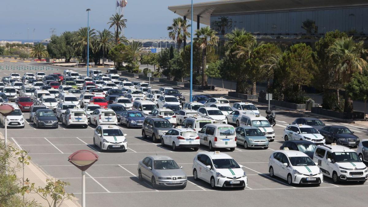 La reunión en IFA de taxistas este miércoles. En la imagen, el aparcamiento exterior con los vehículos de los profesionales del volante-