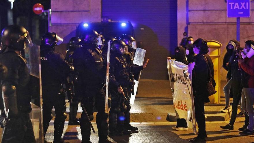 Manifestants i Mossos d&#039;Esquadra durant les protestes per l&#039;empresaonament de Pablo Hasél, aquesta setmana a Girona.