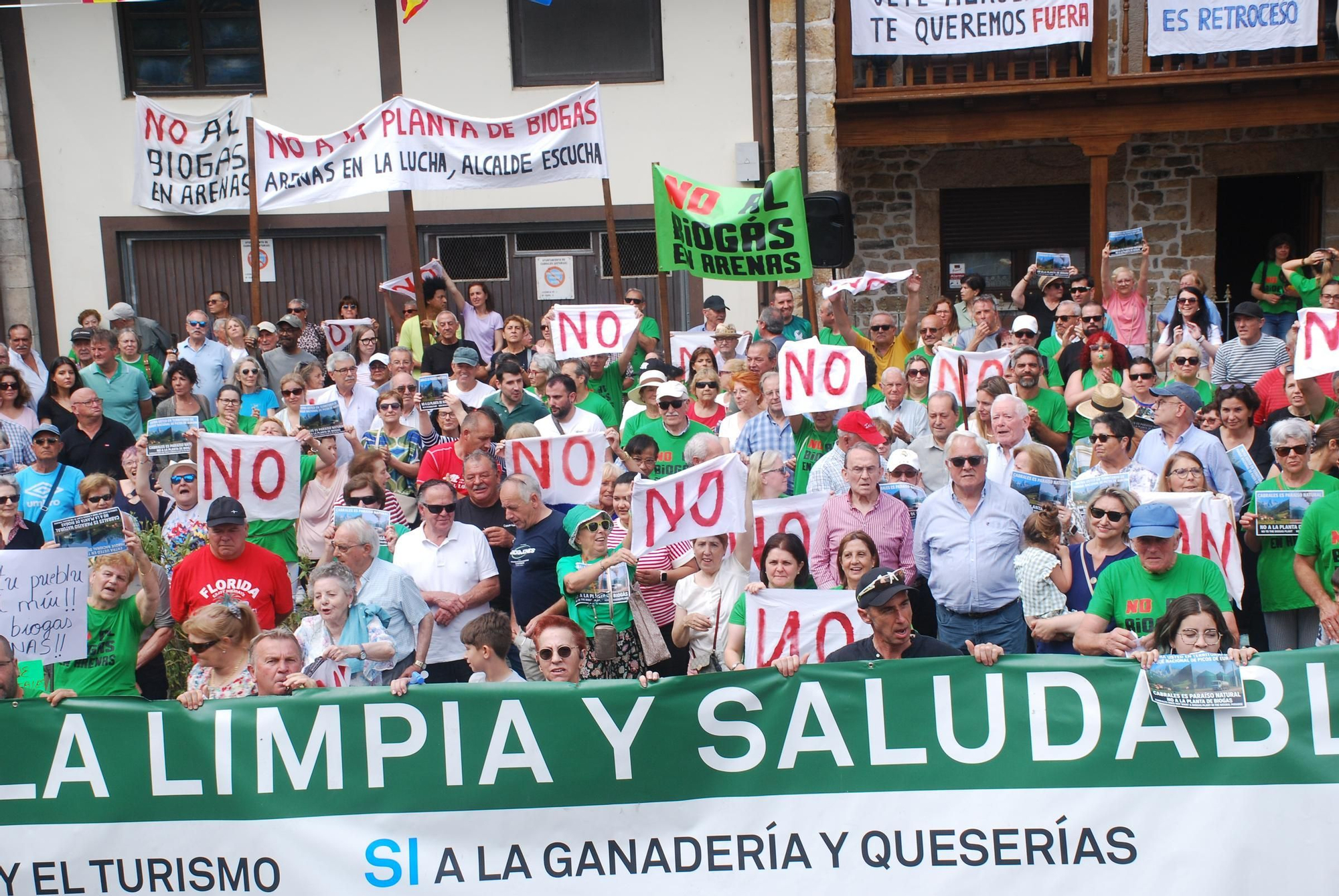 Manifestación contra la planta de biogás en Arenas de Cabrales