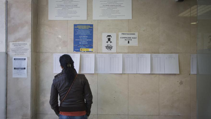 Un parado, en una oficina del Servef de València