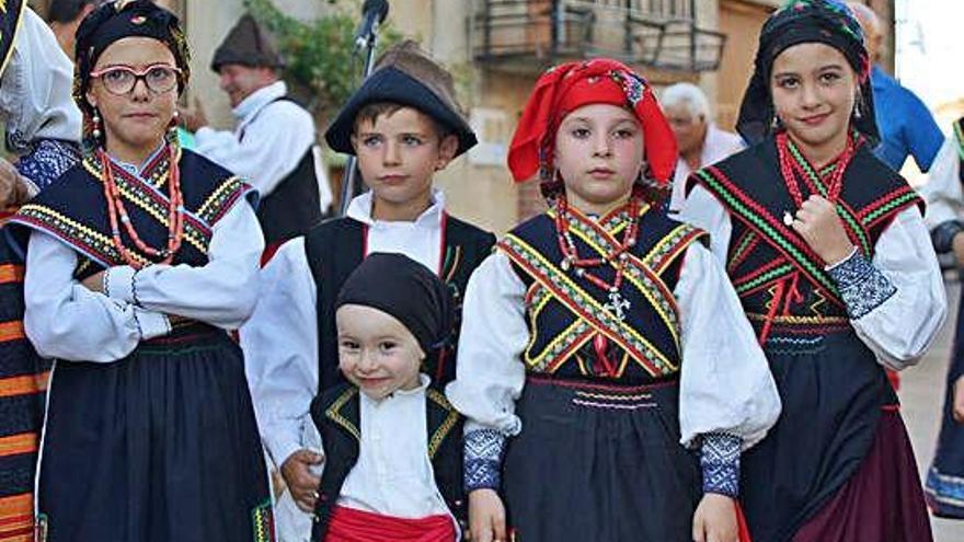 Niños con trajes alistanos participan en las fiestas de Tola.