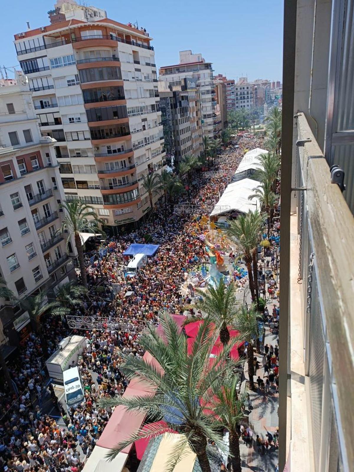 Imagen de Alfonso El Sabio abarrotado en una mascletà, con la furgoneta de Anís Tenis en el centro de la avenida
