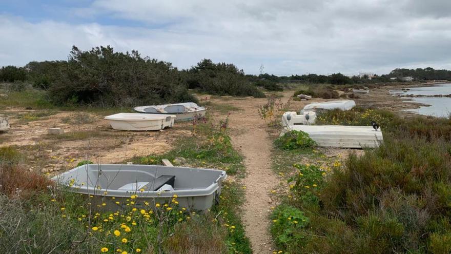 Decenas de barcas abandonadas y en desuso en la orilla 	de s’Estany des Peix | J.S.
