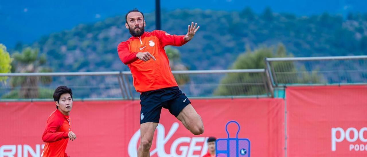 Muriqi, en el entrenamiento de ayer en Son Bibiloni.