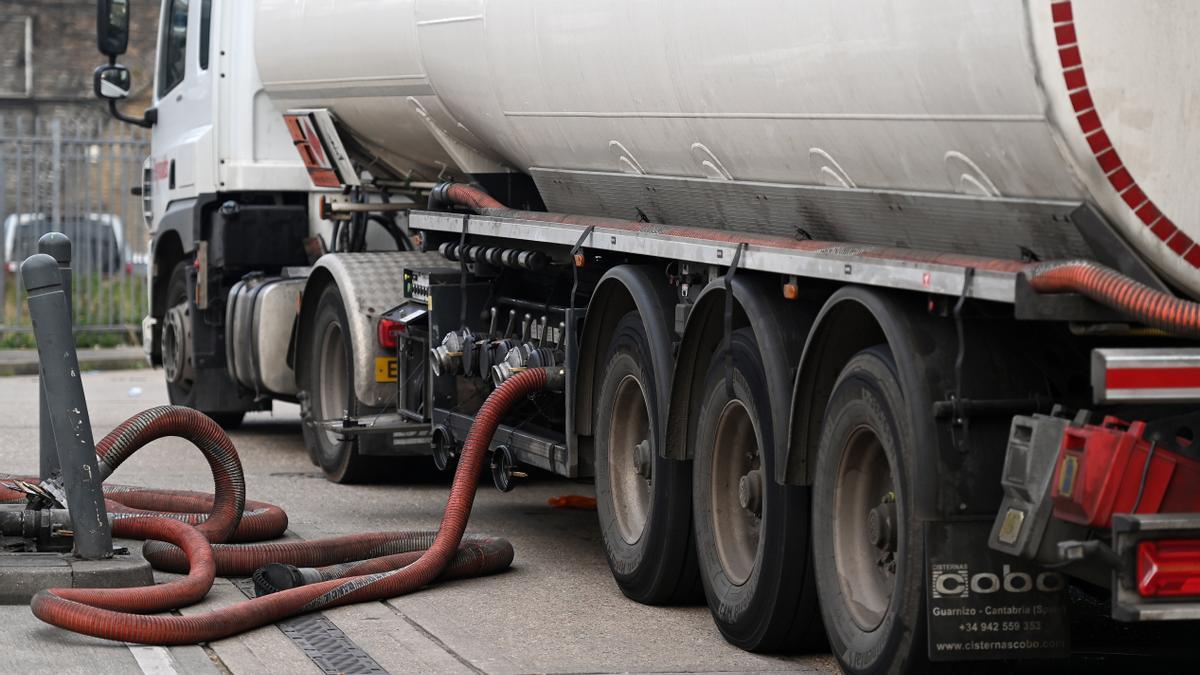 Llenado de los tanques de una gasolinera británica.