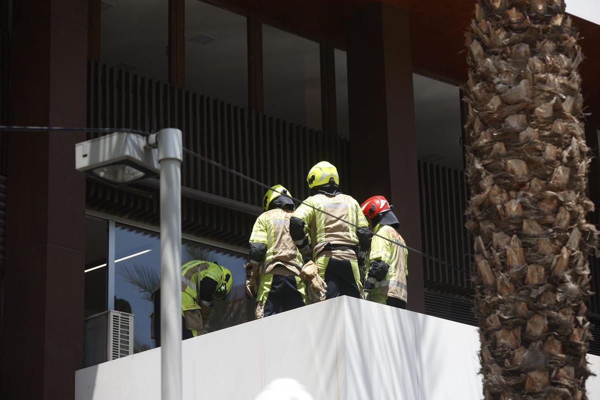 La rotura de cristales por la mascletà provoca heridas a una mujer en Luceros La rotura de cristales por la mascletà provoca heridas a una mujer en Luceros