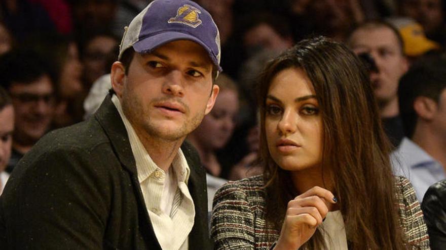 Ashton Kutcher y Mila Kunis en un partido de la NBA.