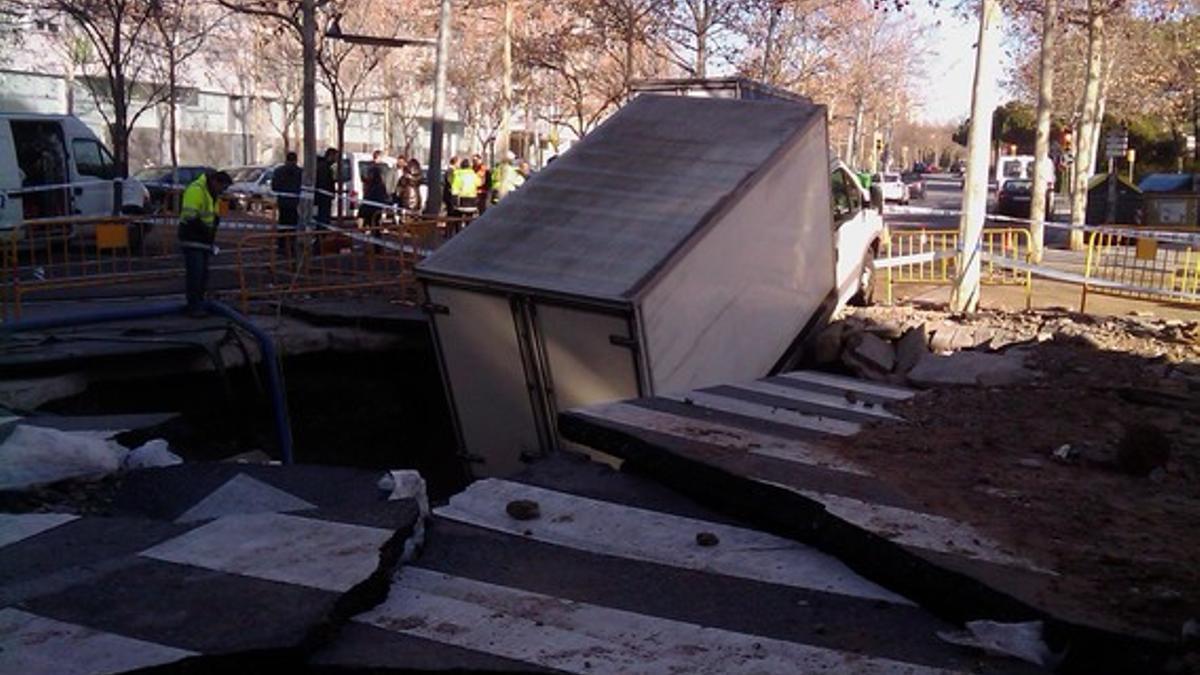 La furgoneta que se ha visto engullida en el socavón, este miércoles, en Sabadell.