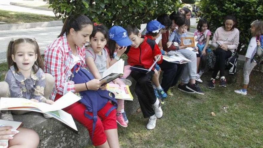 Alumnos de Nazaret, celebrando el Día del Libro. // Santos Álvarez