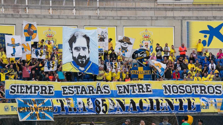 El &#039;tifo&#039; con la cara de Idafe Alejo Rodríguez se alza en la Grada Naciente el pasado domingo.