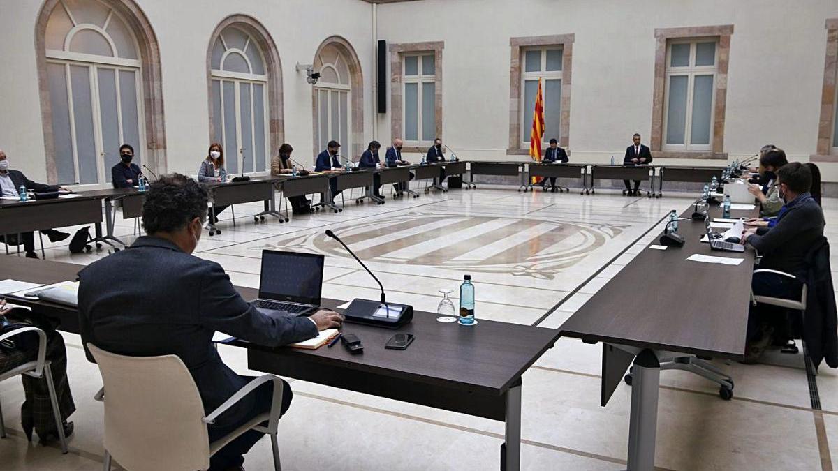 Una reunió del Govern amb els partits, celebrada el 4 de desembre.