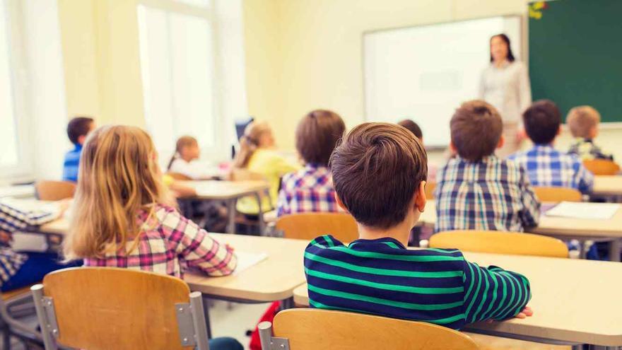 Una profesora acusada de organizar peleas entre alumnos en clase bajo reglas estrictas para evitar gritos y jalones de cabello