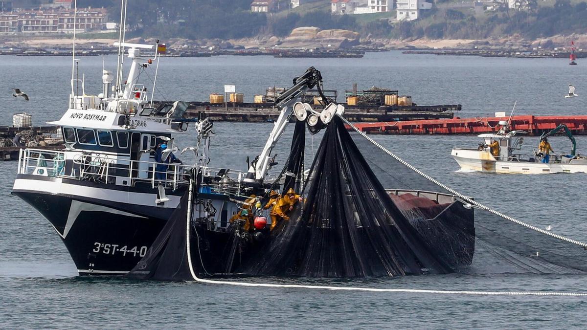 El cerquero «Novo Rosymar» durante una jornada de pesca a la altura de A Illa de Arousa.