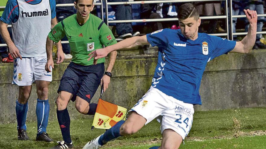 Nacho López centra ante la mirada de Cervero en el Tartiere.