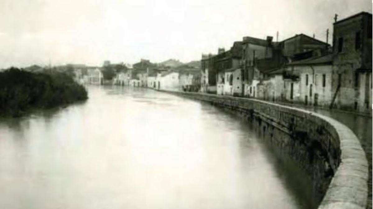 Inundación del río Xúquer a su paso por la calle ronda de Algemesí de Alzira (1949).
