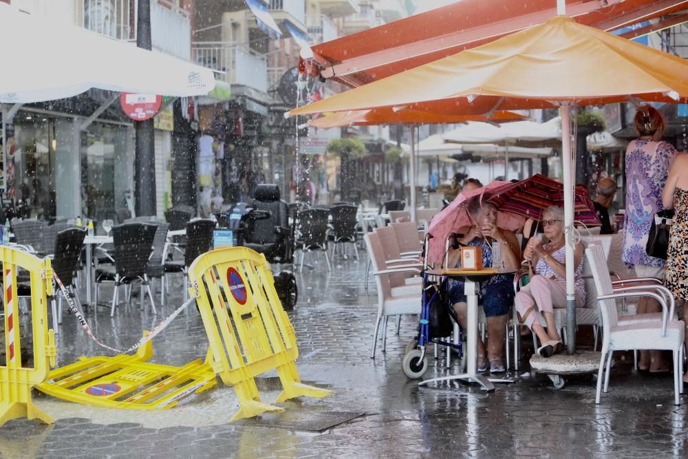 Una fuerte tormenta descarga en Benidorm