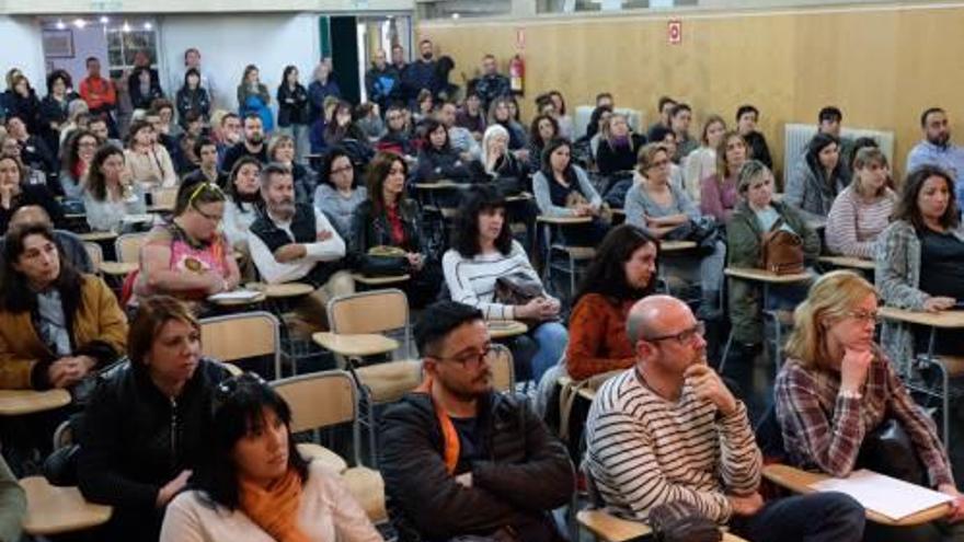 Numerosos padres acudieron a la asamblea en la que el consejo escolar dio las explicaciones oportunas acerca de la negativa de Educación a votar.