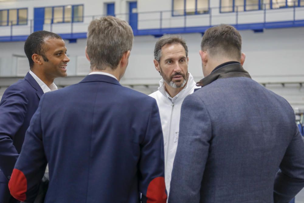 El Real Mallorca se hace la foto oficial en el hangar de Air Europa