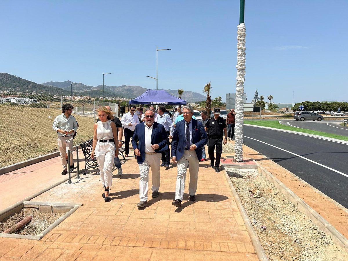 El nuevo vial de acceso se completará después del verano con una rotonda.