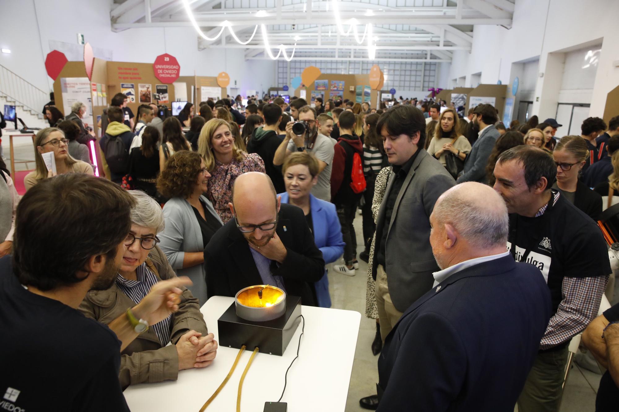 La primera Feria de la Ciencia y la Innovación congrega a 1.600 estudiantes en la Laboral