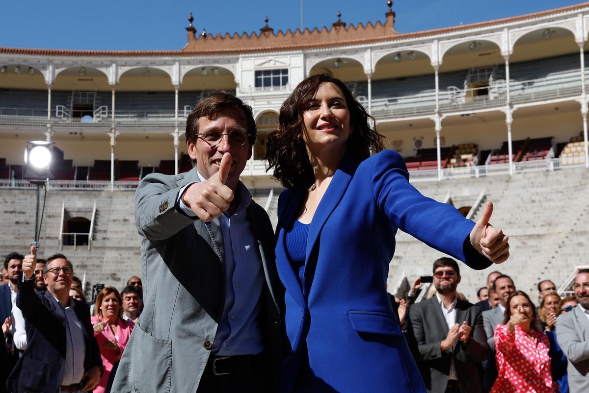 Ayuso i Almeida s’adulen en públic mentre negocien la llista de Madrid Ayuso i Almeida s’adulen en públic mentre negocien la llista de Madrid