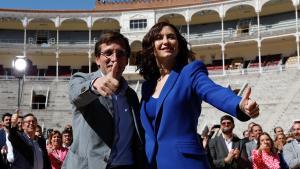 Ayuso i Almeida s’adulen en públic mentre negocien la llista de Madrid