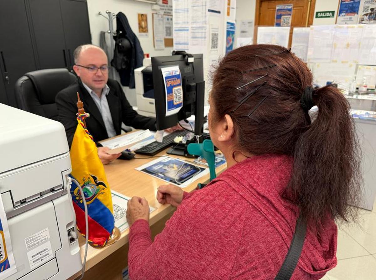 Uno de los funcionarios del consulado de Ecuador.