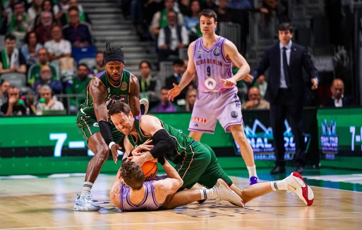 Tyler Kalinoski y Kendrick Perry luchando un balón ante el ALBA Berlín.