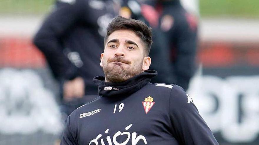 Carmona controla un balón en el entrenamiento de ayer.