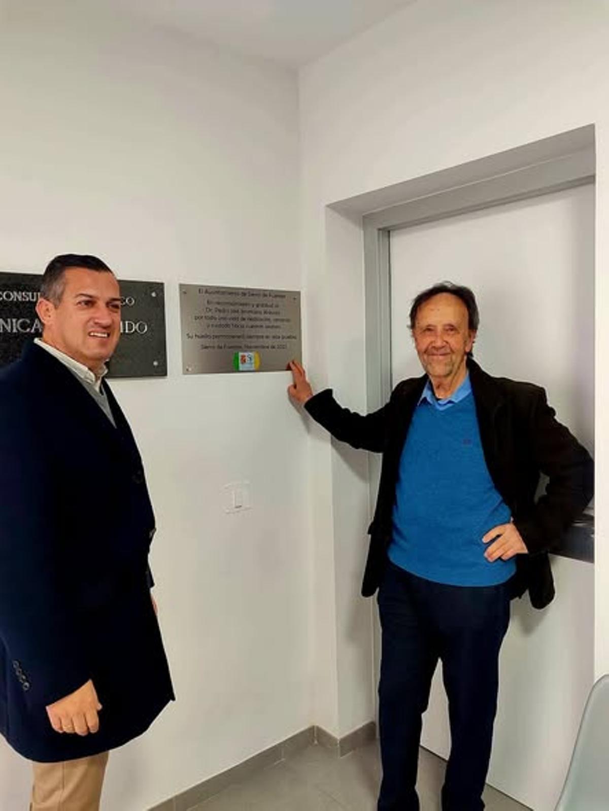 Médico Don Pedro junto a su placa conmemorativa.