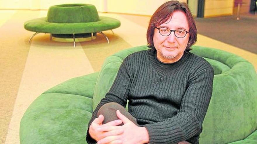 Carles Fabregat presenta su nuevo libro en el Club Diario de Ibiza.