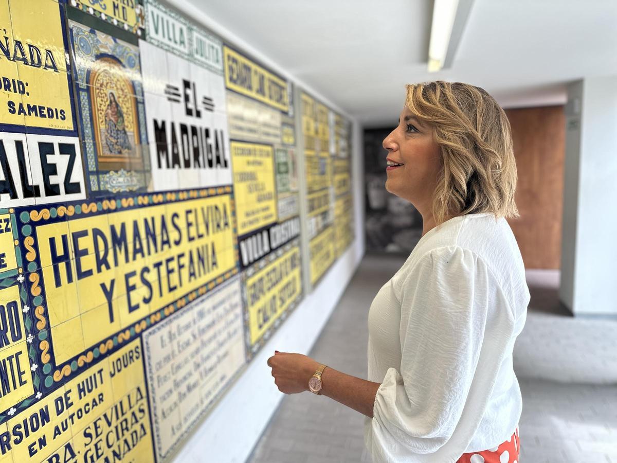 Susana Díaz contemplando la exposición de alfarería en el Centro de Cerámica Triana.