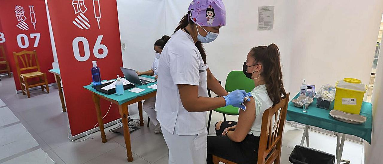 Inoculación en la jornada de ayer en el punto de vacunación masiva de San Vicente del Raspeig.